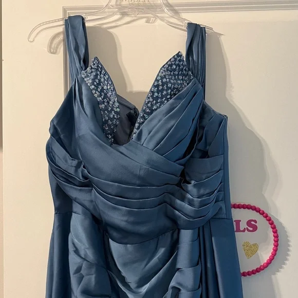 Elegant Blue Evening Gown - Picture 3 of 6